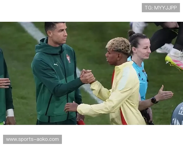 足球场上的王者风范：男足球明星荣耀瞬间展现其独特魅力与实力